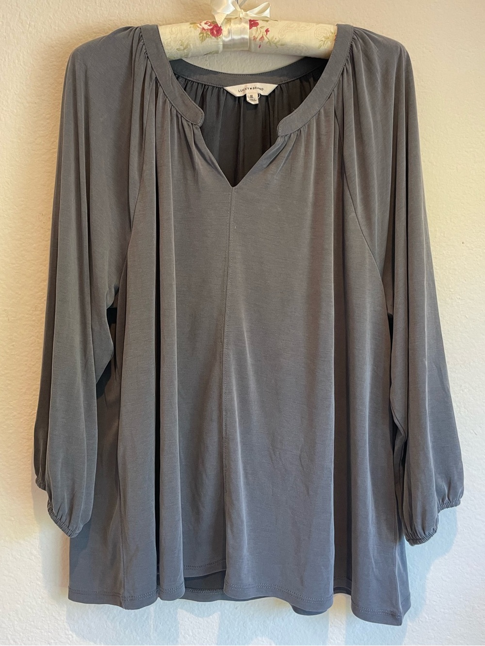 Lucky Brand Gray Long-Sleeve V-Neck Top EUC- size XL
